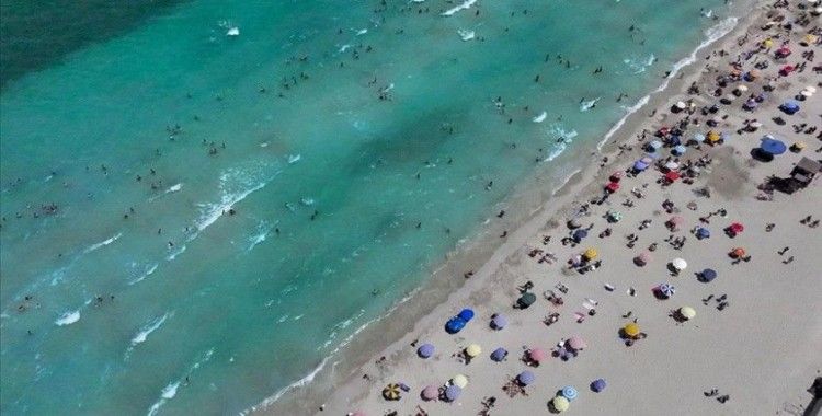 Bayram tatilinde Çeşme'nin otelleri de plajları da doldu