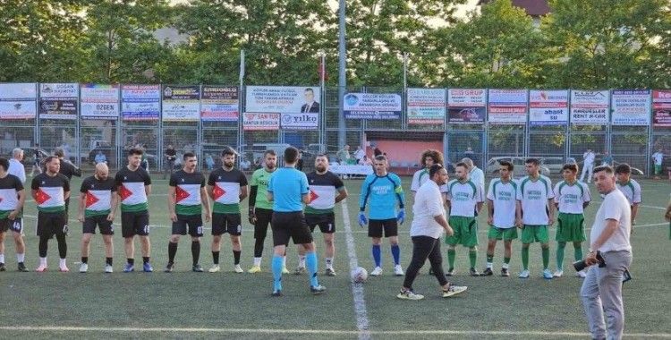 Filistin bayraklı forma giyerek maça çıktılar
