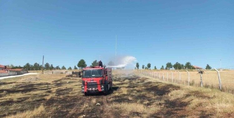 Arazide çıkan yangın tarlalara sıçramadan söndürüldü
