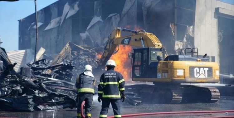 Boya fabrikasında çıkan yangında ev ve araçlar küle döndü