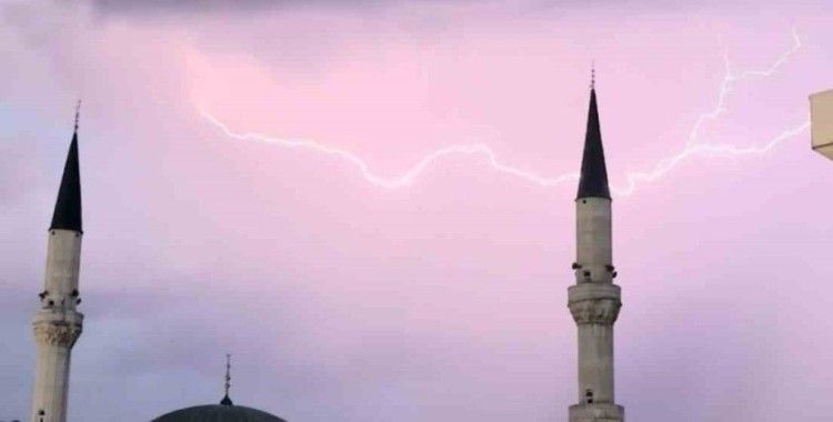 Yüksekova’da cami minareleri arkasında çakan şimşeklerden görsel şölen
