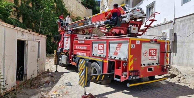 Konteynerin tepesinde mahsur kaldı, itfaiyeyi çağırdı
