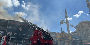 Sultangazi'de oto sanayi sitesinde çıkan yangına müdahale ediliyor