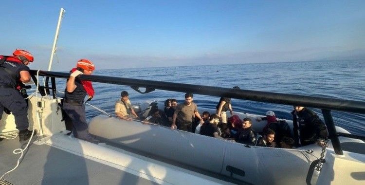 Kuşadası’nda 19 düzensiz göçmen kurtarıldı
