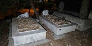 Adana’da mezarlıkta mezar taşları kırıldı
