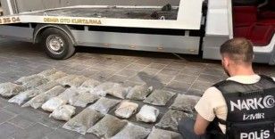 İzmir'de oto kurtarıcıdan 19 kilogramın üzerinde uyuşturucu ele geçirildi