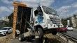 Ümraniye'de damperi açılan İSKİ kamyonu bariyerlere çarptı