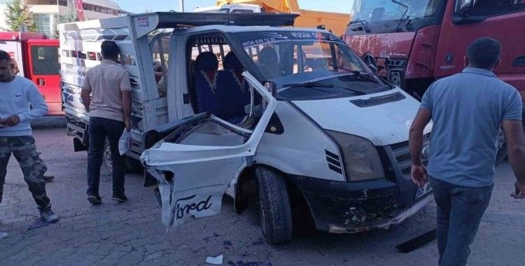 Erciş’te kamyonla kamyonet çarpıştı: 3 yaralı
