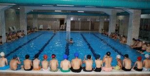 Haliliye Belediyesi ile günde bin 600 çocuk yüzme eğitimi alıyor
