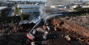Adana'da ahşap panel fabrikasında çıkan yangın kontrol altına alındı