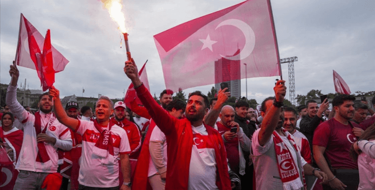 Avusturya-Türkiye maçı öncesinde taraftar yürüyüşü