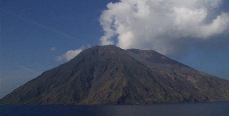 İtalya'da Etna'dan sonra Stromboli Yanardağı da faaliyete geçti