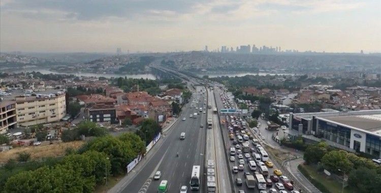 Asfalt yenileme çalışması yapılan Haliç Köprüsü'nde trafik yoğunluğu