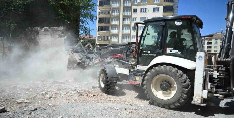 Battalgazi’de metruk yapıların yıkımı gerçekleştirildi
