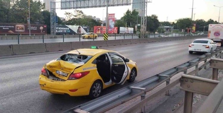 Hızını alamayan motosikletli taksiye arkadan çarptı: 2 yaralı
