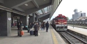Kars’ta vatandaşların tercihi ’tren yolculuğu’
