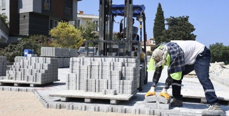 Kuşadası’nda yol yapım çalışmaları sürüyor
