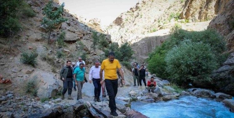 Vali Çelik 2 bin 300 rakımdaki su kaynağında incelemelerde bulundu
