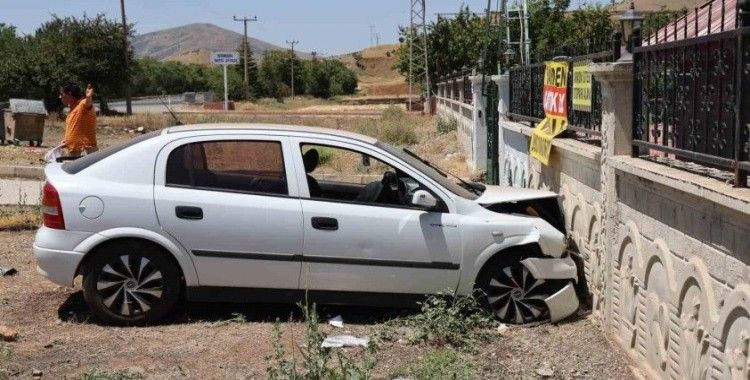 Elazığ’da otomobil bahçe duvarına çarptı: 5 yaralı
