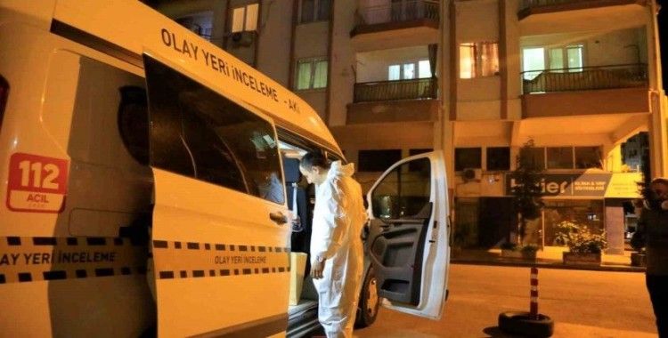 Binayı saran ağır koku ihbarına gelen polis ekipleri daire sahibinin cansız bedeni ile karşılaştı
