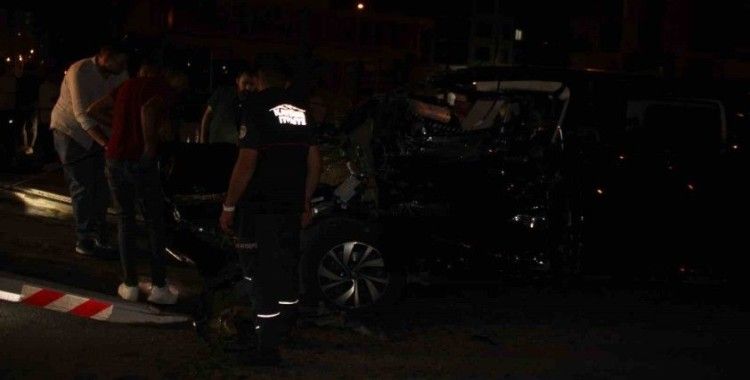 Otomobiller çarpıştı, park halindeki araçlar zarar gördü: 4 yaralı
