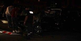 Otomobiller çarpıştı, park halindeki araçlar zarar gördü: 4 yaralı
