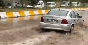 Patnos’ta sağanak yağış hayatı felç etti
