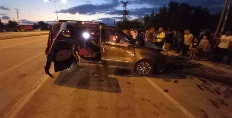 Amasya’da yolcu otobüsü ile hafif ticari araç çarpıştı: 3 yaralı
