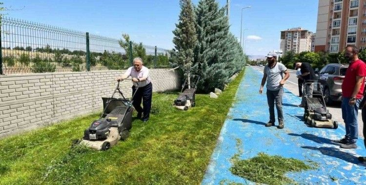 İşçilerle bir araya gelen Başkan Büyükkılıç, çim biçti
