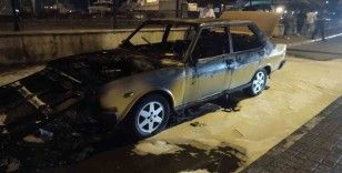 Pendik’te otomobil alev alev yandı
