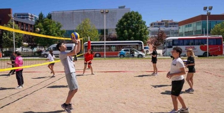 plaj voleybolu kursu yoğun katılımla başladı
