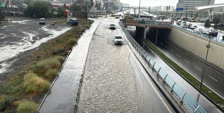 Erzurum'da sağanak hayatı olumsuz etkiledi