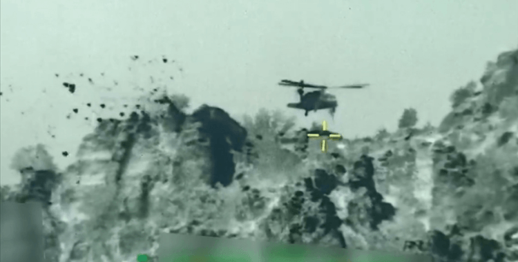 MSB, Irak'ın kuzeyinde komandoların helikopterden zorlu araziye inişine ilişkin görüntü paylaştı