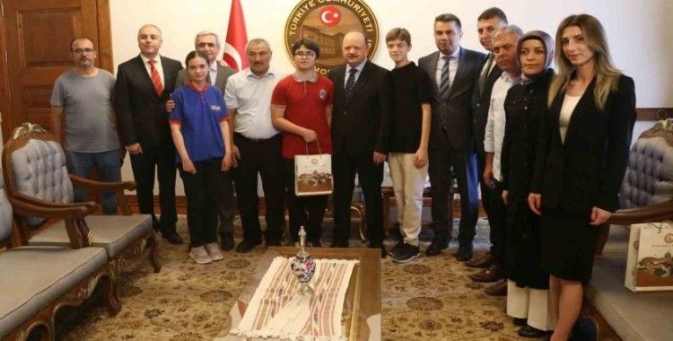 Vali Dallı, LGS’de Türkiye birincisi olan öğrencileri kabul etti
