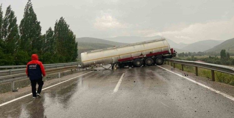 Dorsesi ayrılan tanker bariyerlere çarptı
