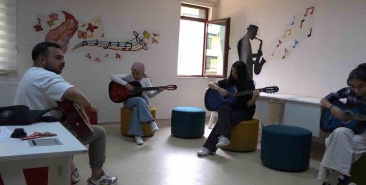 Tatvan Gençlik Merkezi’ndeki gitar kursu yoğun ilgi görüyor
