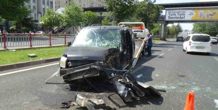 Jeep ile hafif ticari araç çarpıştı: 2 yaralı
