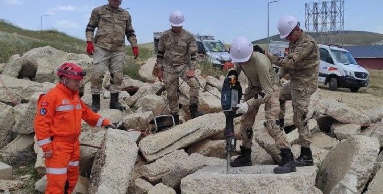 Jandarma personeline depremde arama kurtarma eğitimi verildi
