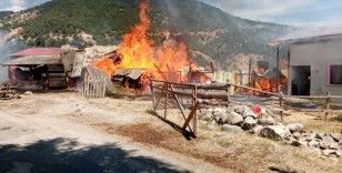 Sivas'ta korkutan yangın: 2 samanlık ve 2 ahır yandı