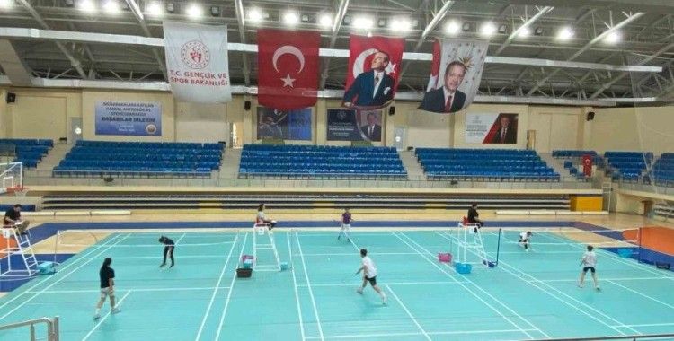 Badminton müsabakaları katılımcılar arasında dostane rekabetle oynandı
