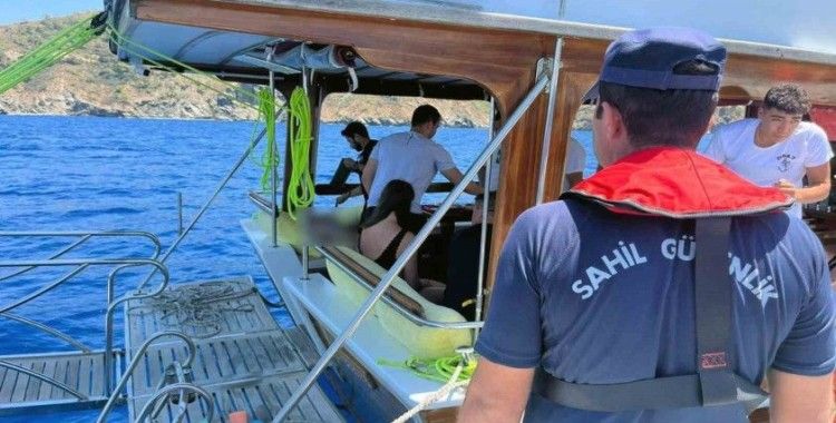 Gezi teknesinde rahatsızlanan vatandaşa tıbbi tahliye
