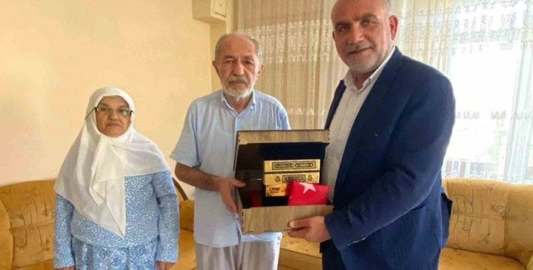 Başkan Sandıkçı’dan hacılara Kur’an-ı Kerim ve Türk bayrağı hediyesi
