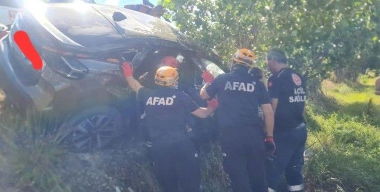 Erzincan'da araç içerisinde sıkışan yaralı sürücü AFAD ekiplerince kurtarıldı