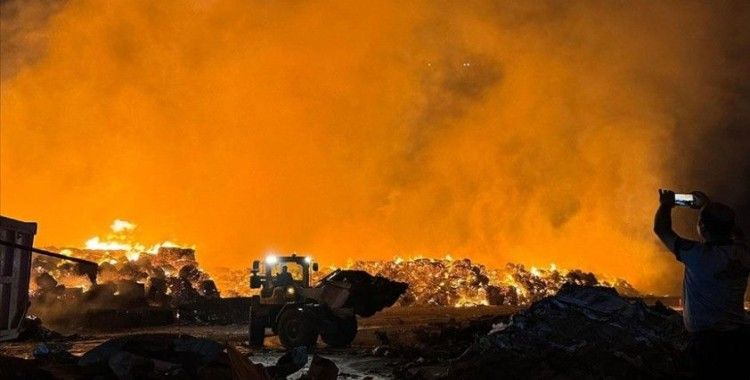 Aydın'da kağıt fabrikasında çıkan yangına müdahale ediliyor
