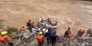 Nepal'de iki ayrı kazada otobüslerin nehre yuvarlanması sonucu 62 kişi kayboldu