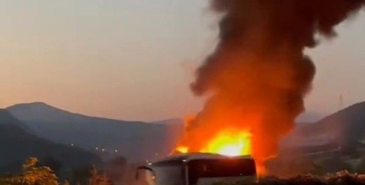 Yolcu otobüsü alev alev yandı, yolcular tahliye edildi
