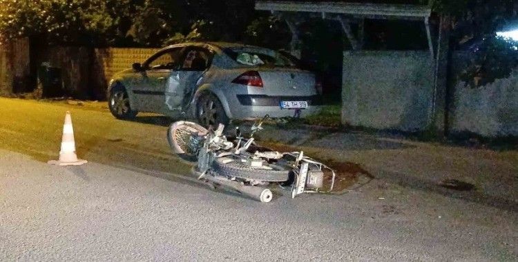 Motosiklet ile otomobil çarpıştı: 4 yaralı
