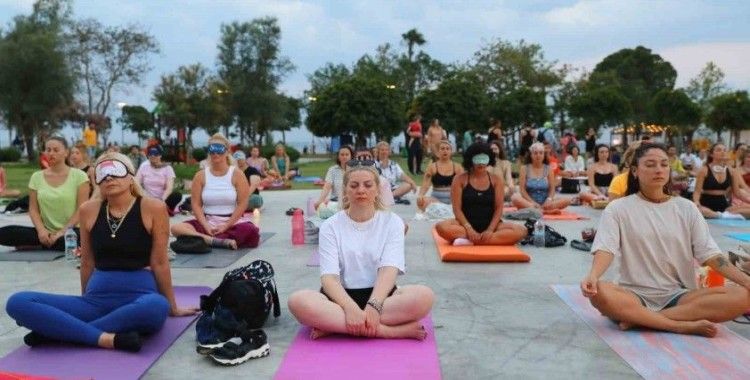Antalya’nın dünyaca ünlü Konyaaltı sahilinde yoga yaptılar
