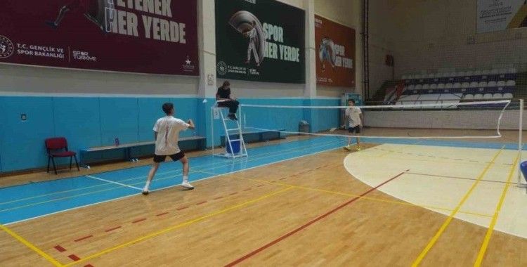 15 Temmuz Şehitlerini Anma Badminton Turnuvası sona erdi
