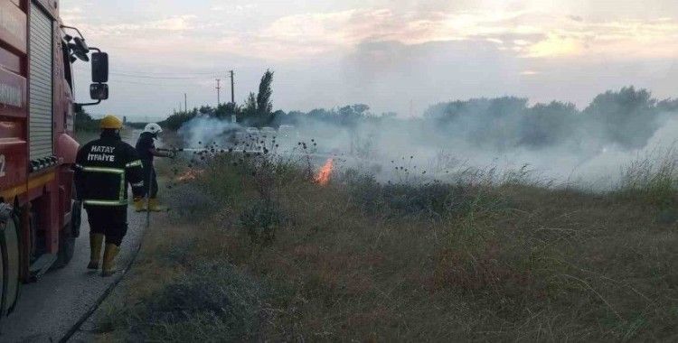 Erzin’de doğal gaz borusu üzerindeki otluk alanda yangın çıktı

